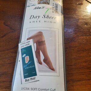 NICE TOUCCH DAY SHEER KNEE HIGH, ALL NYLON LEG